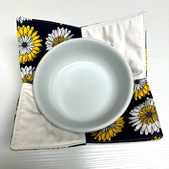 Hand Crafted Bowl Cozy Bowl Holder Microwavable  Cotton Daisies black white - Picture 2 of 6